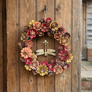 Corona de flores de madera rústica hecha a mano, coronas decorativas redondas sin iluminación, elaboradas con piñas y pétalos - Product Image 6