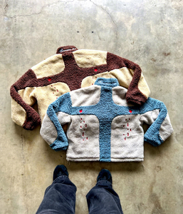 Veste en polaire Sherpa extra épaisse à col rabattable, fermeture éclair intégrale, patchwork bicolore, logo brodé vintage, fourrure Sherpa - Product Image 2