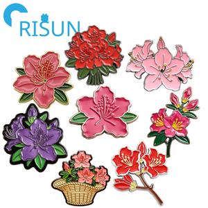 Broche de Esmalte Floral Personalizado al por Mayor, Diseño de Lirio Rosa y Rododendro, Joyería Botánica para Jardineros - Product Image 1
