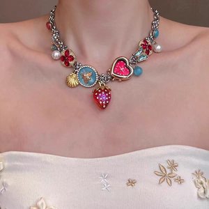 Squisita Collana Girocollo Vintage Y2K con Ciondoli Multipli: Fragola Colorata, Ape, Quadrifoglio, Cuore e Orologio - Product Image 3