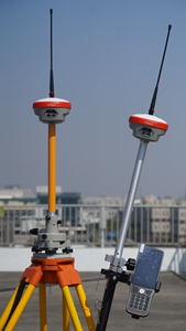 Mejor Receptor GNSS RTK Infipax L30 con Estabilización de Inclinación y Medición Láser Visual para Minería e Ingeniería (Base y Rover) - Product Image 2