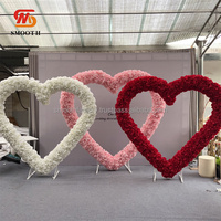 Lengkungan hati Hydrangea lengkungan bunga merah muda latar belakang pengajuan Hari Valentine romantis halus untuk pernikahan