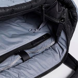 Sac fourre-tout matelassé en nylon imperméable personnalisé pour femme, idéal pour les voyages en extérieur, sac de plage, sac de shopping, sac à bandoulière moyen avec fermeture éclair - Product Image 4