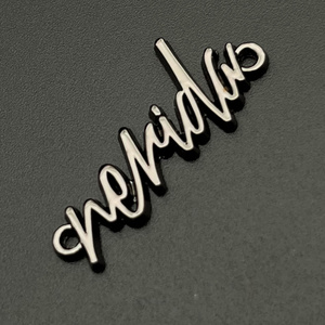 2023 personalizado 2 agujeros grabado Placa <span class=keywords><strong>de</strong></span> Metal Logo Metal marca privada carta placa Metal Logo <span class=keywords><strong>para</strong></span> accesorios <span class=keywords><strong>de</strong></span> <span class=keywords><strong>ropa</strong></span> - Product Image 1