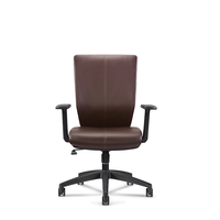 Chaise de bureau exécutive moderne, dossier moyen, entièrement en cuir, avec roulettes pivotantes silencieuses