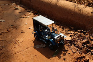 Articolo di decorazione <span class=keywords><strong>per</strong></span> <span class=keywords><strong>la</strong></span> <span class=keywords><strong>casa</strong></span> modello di auto d'epoca in lamiera di ferro - Product Image 2