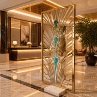 Paravent de luxe Art Déco en or avec incrustation de malachite et base en marbre, séparateur de pièce sur mesure pour hall d'hôtel