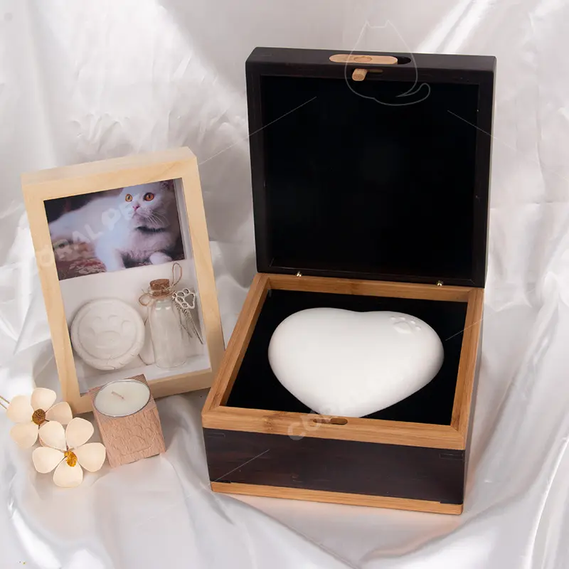 Urne coeur cendres de crémation pour animaux de compagnie en céramique boîte de luxe urne en céramique conteneur de cendres en forme de coeur empreinte de patte blanche urne pour animaux de compagnie