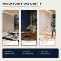 Base de présentation pour mannequin de vitrine avec cadre finition or et plateformes effet bois foncé pour vêtements et chaussures
