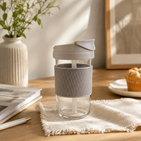 Mug en verre borosilicate transparent à large ouverture de 12 oz et 15 oz avec manchon en silicone et paille dissimulée pour café glacé et boissons froides