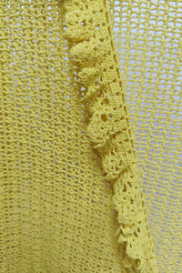 Suéter informal de punto amarillo brillante para mujer con detalle ahuecado y logotipo frontal - Product Image 5