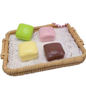 ของเล่นบีบสี่เหลี่ยมเล็ก 7.5 ซม. รูปขนมปัง PU นุ่มพิเศษ - บรรเทาความเครียด ของขวัญสำหรับเด็กและผู้ใหญ่เพื่อการผ่อนคลาย - Product Image 1