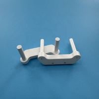 Dispositif de positionnement isolant en céramique de nitrure de bore hexagonal usiné sur mesure par CNC avec broches de centrage pour l'électronique semi-conductrice