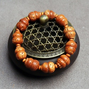 Pulsera tallada en nogal con patrón de flores, cuentas unisex para uso doméstico y para regalar - Product Image 2