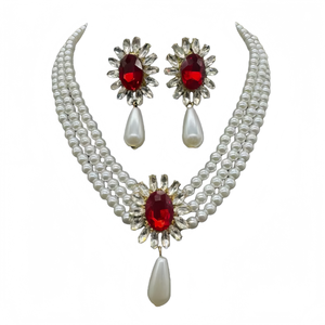 Set di gioielli geometrici in perle e cristallo-girocollo multistrato con orecchini abbinati - Product Image 1