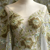Tissu en tulle C094 vert à pompons, motifs floraux larges, perles lourdes et broderie de sequins pour robes de mariée à découpe haute inspirées de la forêt