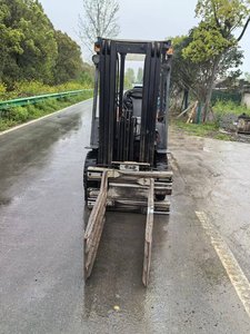 รถยกโตโยต้าดีเซล 3 ตัน ขับเคลื่อนล้อหน้า รถยกแบบถ่วงน้ำหนักสำหรับใช้งานนอกพื้นที่  สามเสา  พร้อมอุปกรณ์หนีบแบบแบน - Product Image 3