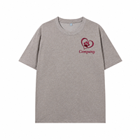T-shirt personnalisé brodé avec empreinte de patte en forme de cœur, design minimaliste et texte personnalisé pour cadeau d'amoureux des animaux