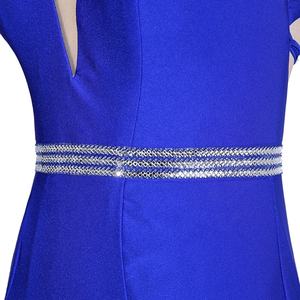 Robe en jersey extensible confortable de grande taille, à lacets, à traîne balayante, col en V, sirène, bleu royal, avec ceinture en strass - Product Image 4