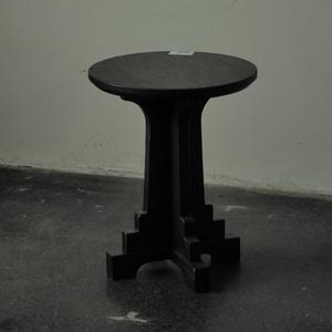 Table d'appoint en bois massif artisanale avec design de piédestal architectural unique, meubles de salon en bois en vente - Product Image 1