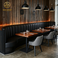 Ensemble de mobilier commercial industriel Ron Group pour restaurant, banquette noire à dossier haut, chaise en cuir, table carrée en bois durable