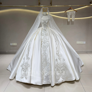 Robe de mariée longue et bouffante moderne JFH129, col bateau, satin ivoire, dentelle florale brodée, appliques en cristal - Product Image 2