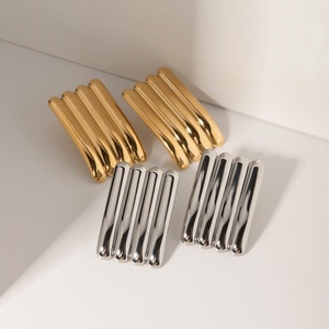 Boucles d'oreilles élégantes, simples et personnalisées haut de gamme pour femmes, en or 18 carats et acier inoxydable rayé - Product Image 6