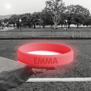Bienpegado Personalisiertes SOS <span class=keywords><strong>EMMA</strong></span> Design 15mm Breites Silikon-Armband für Kinder-Ausflüge und Spaziergänge Wasserdicht Langlebig. - Product Image 3