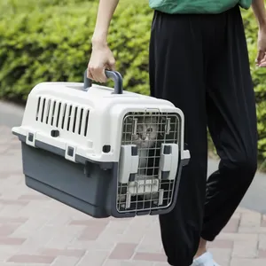 Многоцветная пластиковая клетка для перевозки собак и кошек