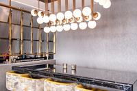 Luminaire de plafond décoratif moderne en verre dépoli avec structure métallique, design combiné sphère et barre, pour villa, hôtel, restaurant, bar