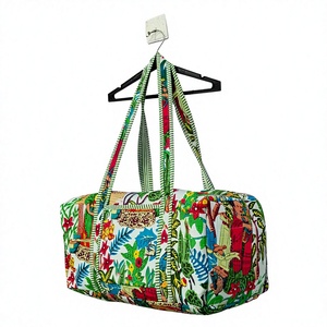 Esta bolsa de lona acolchada hecha a mano. Presenta un estampado vibrante de inspiración tropical. que transforma el día a día. Viaje desagradable. - Product Image 5