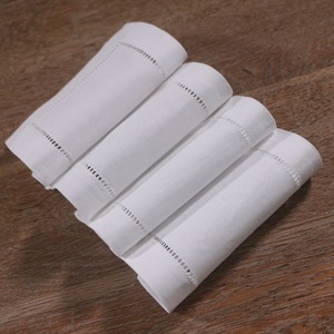 Serviettes en <span class=keywords><strong>tissu</strong></span> personnalisées en coton avec monogramme, serviettes en lin brodées à festons, serviettes <span class=keywords><strong>de</strong></span> cocktail personnalisées pour mariage - Product Image 3