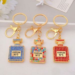Porte-clés de luxe coloré en forme de flacon de parfum, entièrement orné de diamants, brillant, pour voiture - Product Image 2