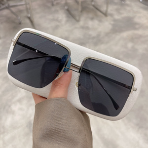 Gafas de Sol Qianai de Moda para Mujer, Montura Cuadrada Dorada, Anti Luz Azul, Lentes UV400 Tipo 3 - Product Image 4