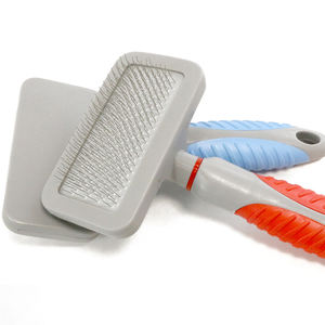 Cepillo para peluquería canina con cerdas de acero inoxidable de 18*10 cm y mango para pelar el pelo. - Product Image 3