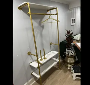 Ontwerp Voor U Industriële Pijp Gouden Zwarte Kledingrek Houten Kledingrek Pijpleiding Vintage Rollend Rek Op Muur Voor Slaapkamer