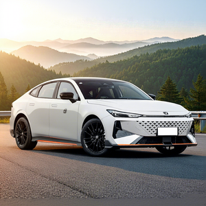 Changan UNI-V 2024, Berlina con Trasmissione Automatica, Guida a Sinistra, Alimentazione a Benzina, Prodotta in Cina - Product Image 1