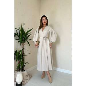 Robe de soirée élégante beige en satin, coupe trapèze, col en V, drapée avec détail rose, taille naturelle - Product Image 3
