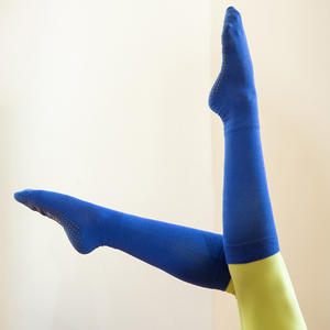 Calcetines de Yoga de media pantorrilla de LICRA de algodón alto, calcetines deportivos de baile antideslizantes para fitness, tubo de tobillo alto de invierno, venta al por mayor, puño personalizable - Product Image 1