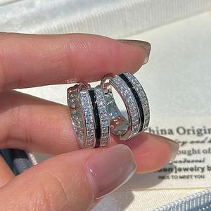 Pendientes de Plata de Ley S925 con Circonita Vintage en Forma de Gota, Diseño de Nicho Simple y Moderno, Joyería con Hebilla para las Orejas - Product Image 1