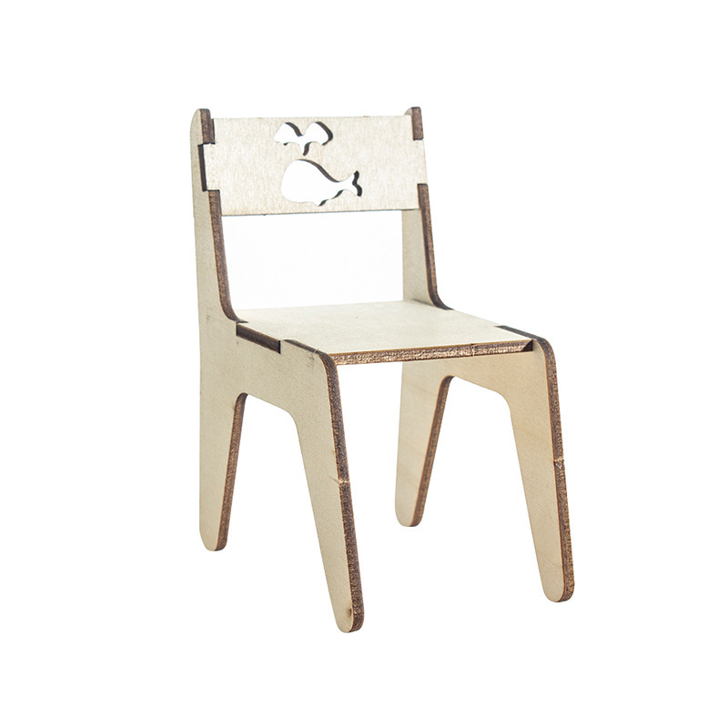 Jouer avec des chaises en bois