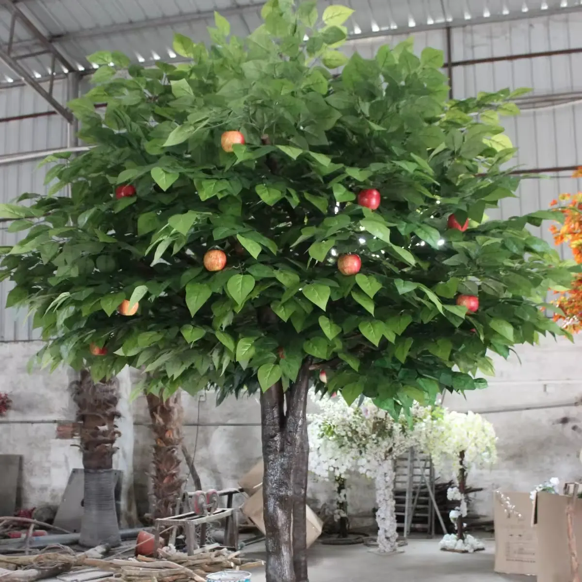 बगीचे की भूनिर्माण और छत के लिए फैक्टरी हस्तनिर्मित सजीव कृत्रिम सेब फल पौधे प्लास्टिक पेड़