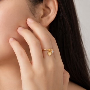 Anillo con Dije de Corazón y Circonita, Banda Delgada de Acero Inoxidable, Opciones en Color Oro y Plata, con Acabado en Oro de 14K con Recubrimiento al Vacío - Product Image 5