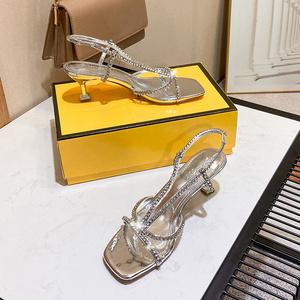 <span class=keywords><strong>Sandali</strong></span> <span class=keywords><strong>con</strong></span> strass a punta aperta scarpe da festa <span class=keywords><strong>con</strong></span> <span class=keywords><strong>tacco</strong></span> <span class=keywords><strong>medio</strong></span> in vernice <span class=keywords><strong>argento</strong></span> temperamento - Product Image 3
