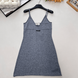 Mini-robe en tricot à col en V avec coupe ajustée pour un usage décontracté et quotidien mius - Product Image 1