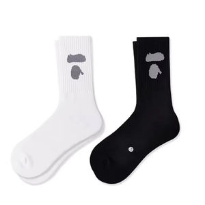 جوارب رياضية سميكة عالية الجودة بشعار مخصص، ماصة للعرق، باللونين الأبيض والأسود، للرياضات الخارجية في موسم الخريف - Product Image 2