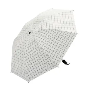 Fabrieksgroothandel Zwart Gecoat Ruitpatroon Maatwerk Beschikbaar UV-Bescherming 3-voudige Paraplu Automatisch