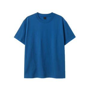 Camiseta de punto para hombre con hombros caídos y dobladillo dividido, aberturas laterales, bajo curvo, ajuste relajado, detalles modernos, lisa, ecológica. - Product Image 1