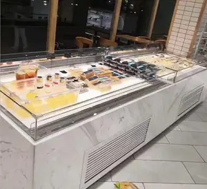 Sanduíche do bolo comercial exibe o resfriador da salada de sushi bar geladeira