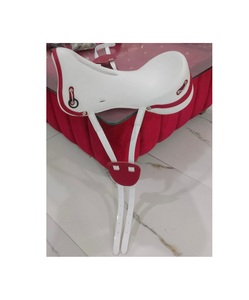 Silla de montar multiusos de cuero, ideal para estilos western y de equitación, con correas ajustables y herrajes seguros incluidos. - Product Image 1